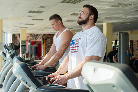 健身房的两名运动员两个英俊的男人正在锻炼健美运动员专注于运动运动员达图片