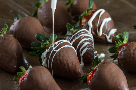 甜美的巧克力覆盖了在家中生产的草莓图片
