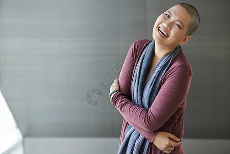 笑着的亚洲女人头剃了头图片