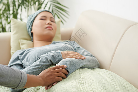 女人摸着睡梦中癌症幸存者图片