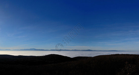 低洼浓雾蓝天全景图片