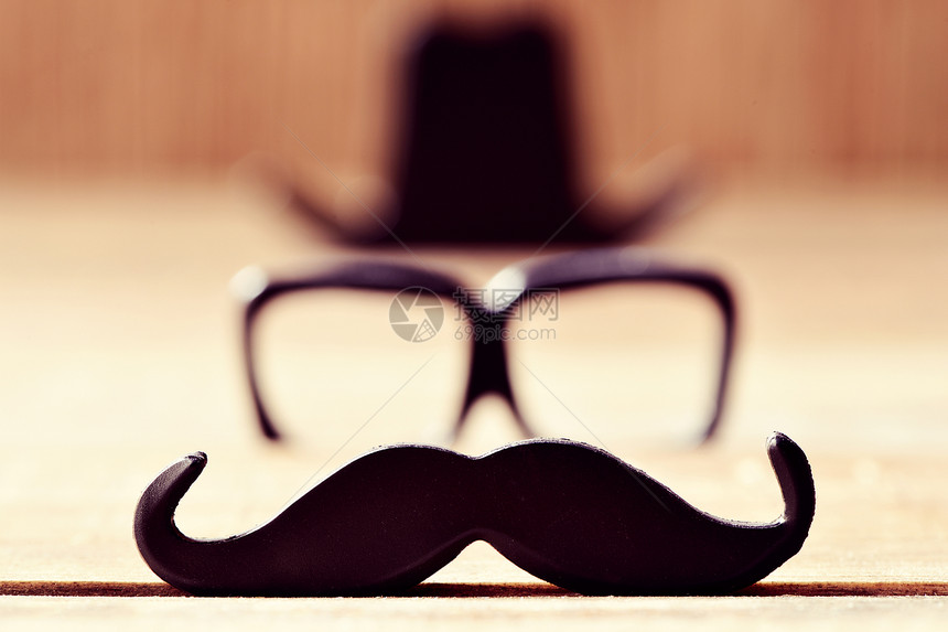 一只胡子一副眼镜和黑帽子图片