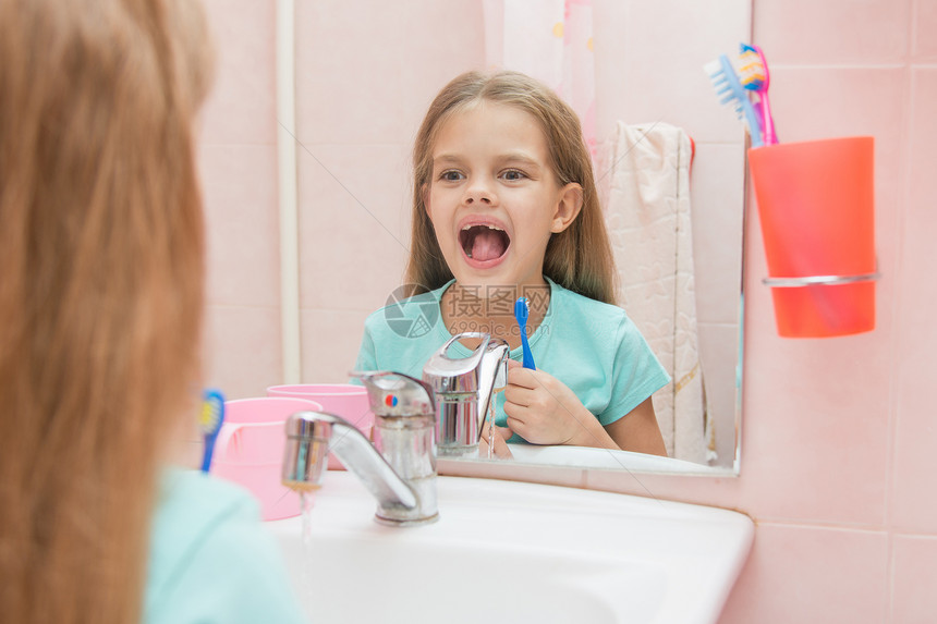 六岁女孩在浴室里洗刷牙图片