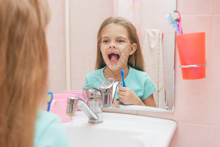 六岁女孩在浴室里洗刷牙图片