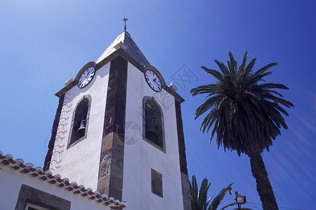 葡萄牙大西洋中的圣港岛或马德拉群岛的小镇上的教堂图片