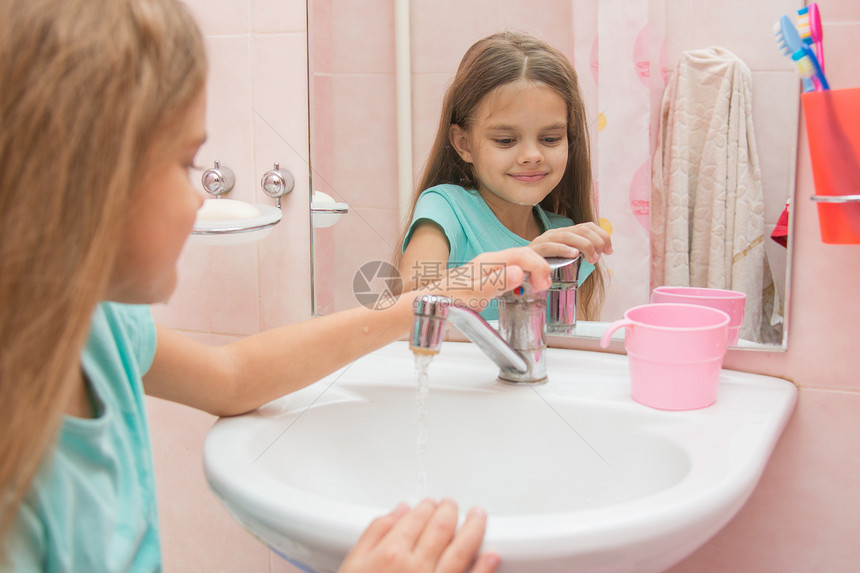 6岁女孩有冲洗搅拌器阀门浴室里热水流紧图片