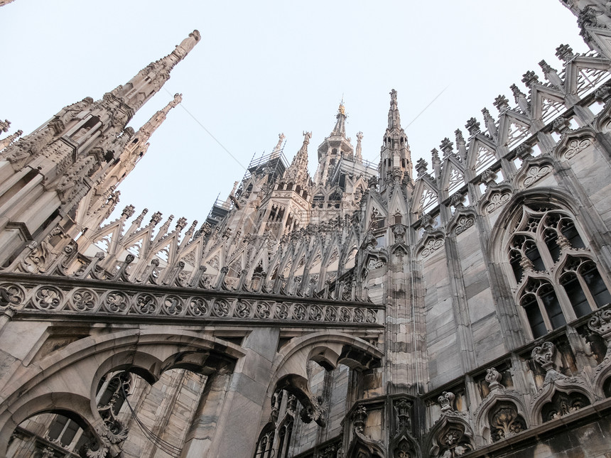 意大利米兰历史悠久的米兰大教堂的低角度建筑近景图片