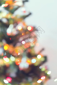 在圣诞节树上庆祝模糊的灯光古图片