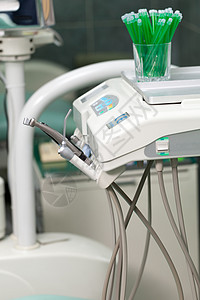 牙医办公室的牙科器械和工具图片