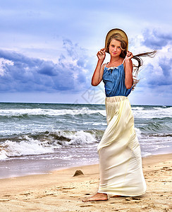 夏日少女海在海浪附近的海岸上戴草图片