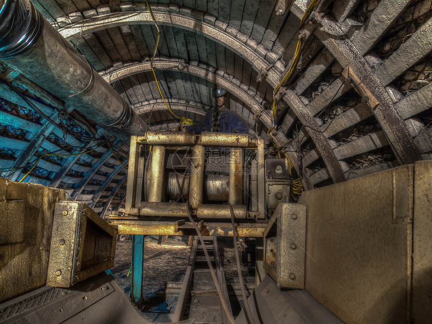 煤矿隧道中的机器和设备图片