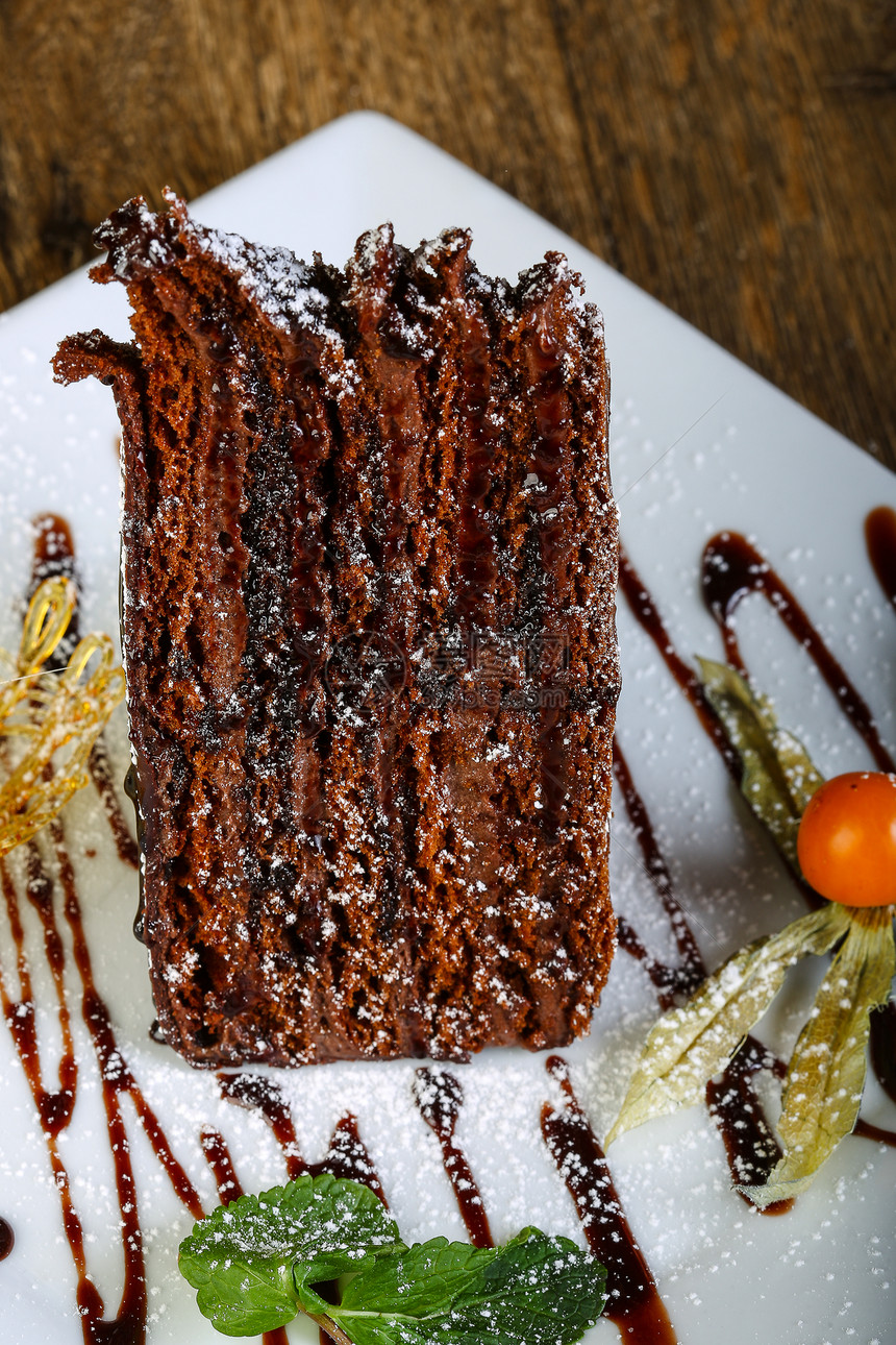 薄荷叶甜巧克力蛋糕图片