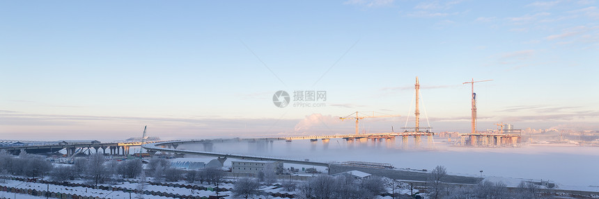 在有雾的冬日看建筑工地图片