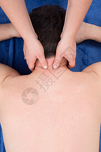 治疗师通过延长颈部肌肉对一个女人的图片