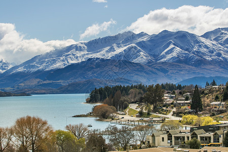 在阴天春季节新西兰南岛瓦纳卡湖镇美丽的顶视图景观图片