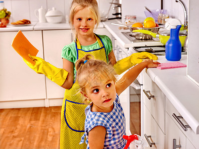 孩子们在厨房里洗盘子和家具图片