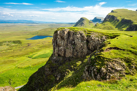 苏格兰斯凯岛上的绿色景观背景图片