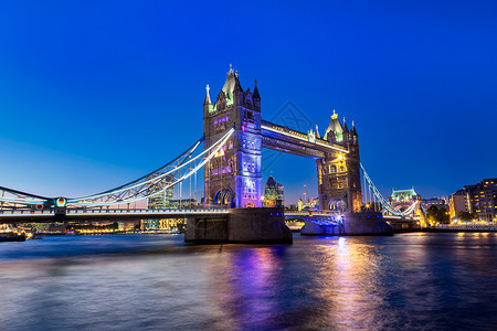 英国伦敦夜间照明灯塔桥图片