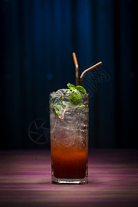 酒吧里的石榴汁莫吉托时尚现代融合鸡尾酒饮料图片