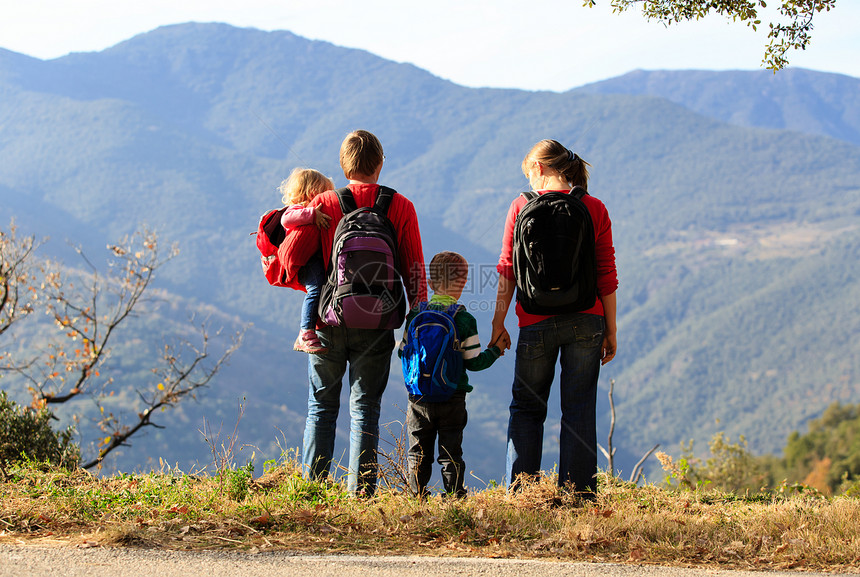 有两个孩子在山上徒步旅行的家庭图片