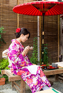 穿着传统和服的日本女人在茶馆吃图片