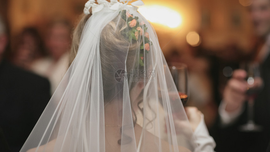 新娘在仪式上举杯敬酒时胸前的景象图片
