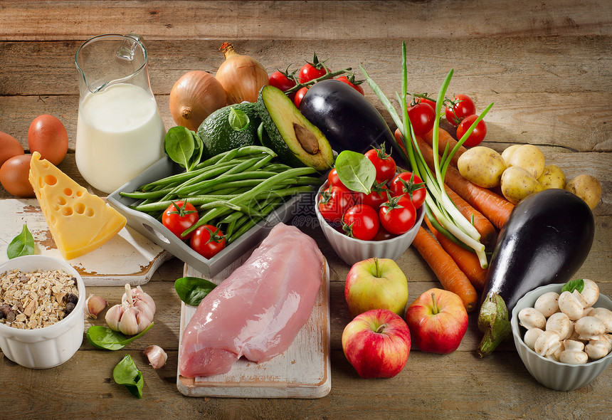 将新鲜蔬菜和肉类用于健康饮食放在生图片