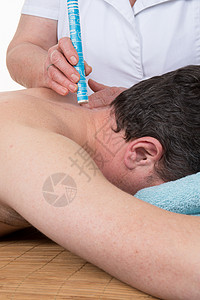 使用吸氧消毒来加热病人背部的区域的针图片