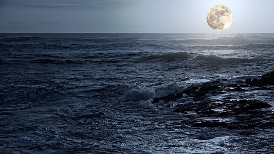 东海岸升起的满月图片