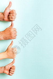 四只手做出竖起大拇指的手势图片