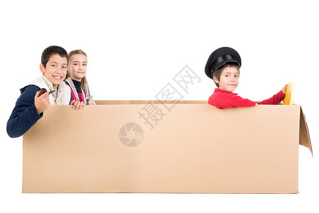 儿童在纸板箱豪华轿车中图片