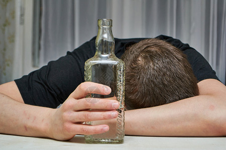 男人在酒精影响下睡觉手图片