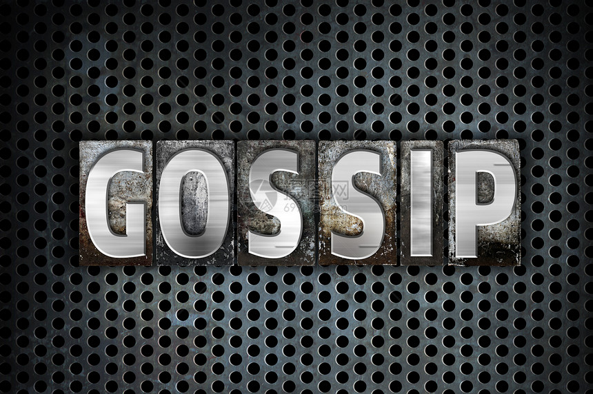 Gossip这个词是用黑色工业网格背景的旧金属纸质印图片