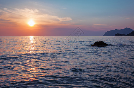 日落在平静的海面图片