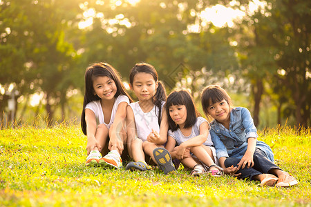 四个快乐笑的孩子背景图片