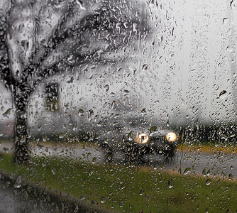 坏天气驾驶暴雨和喷洒水图片