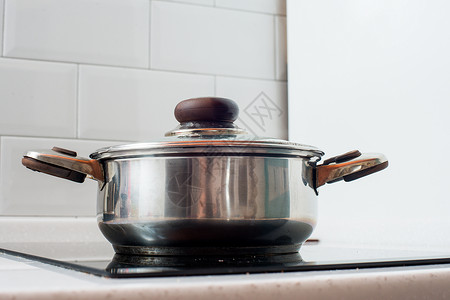 在炉子1上烹饪的锅碗瓢盆图片