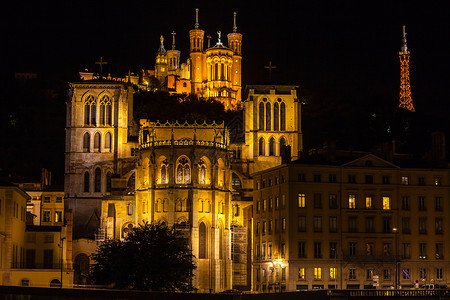 法国里昂圣让大教堂和四维圣母医院晚背景图片