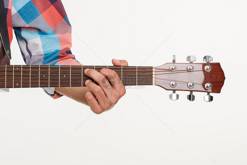 吉他指板和手弹吉他勒芒手握指板白色背景图片