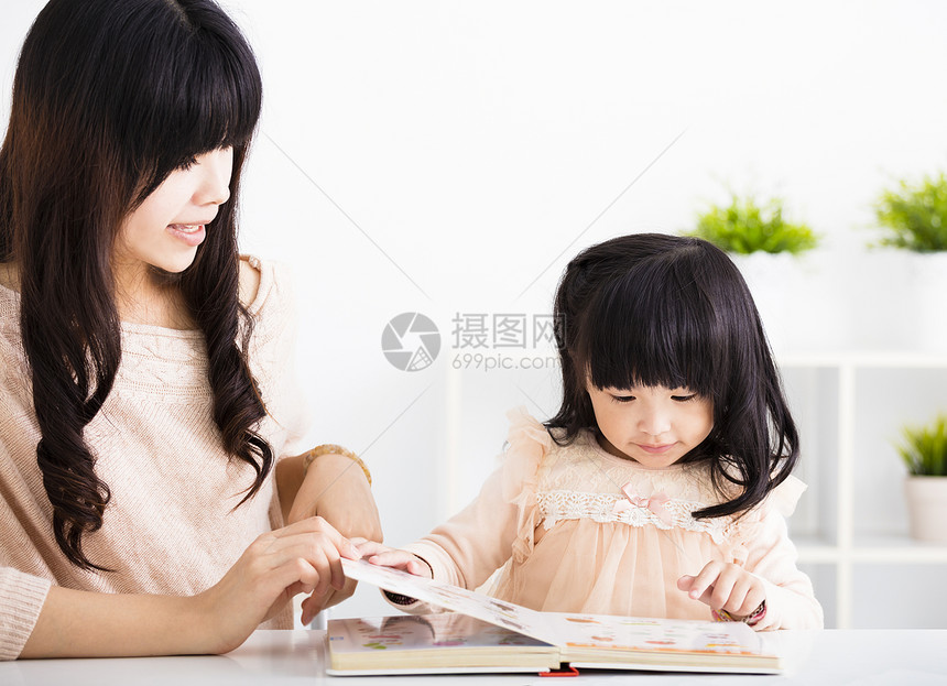 妈帮小女儿读书图片