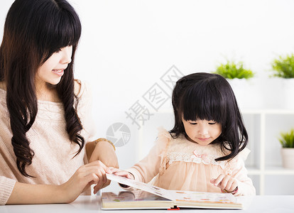 妈帮小女儿读书图片