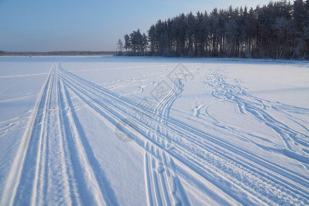 在乡村冬季雪地运动在湖冰图片