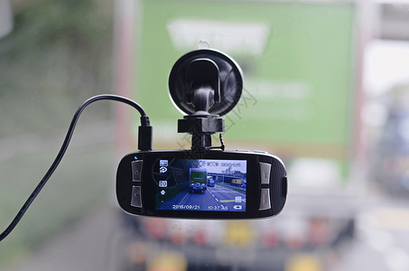 固定在挡风屏上的录像汽车摄像机记录驾驶另一司机的车手风格如果发生图片