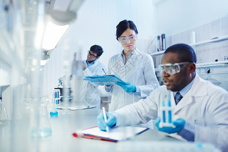年轻科学家在实验室分析药物图片