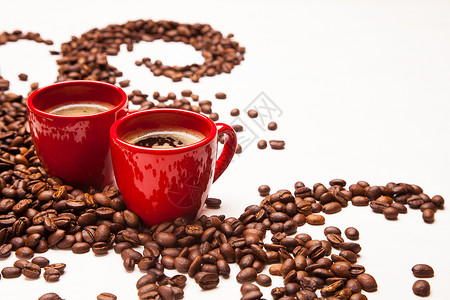 2个红咖啡杯咖啡豆白底盘安排图片
