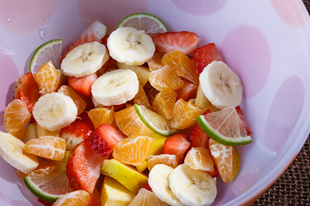 碗健康五颜六色的水果沙拉图片