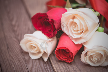 深色木制背景上的红色和白色玫瑰妇女节情人节母亲节复制空间图片