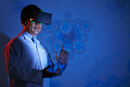 科学家在虚拟现实镜中进行研究图片
