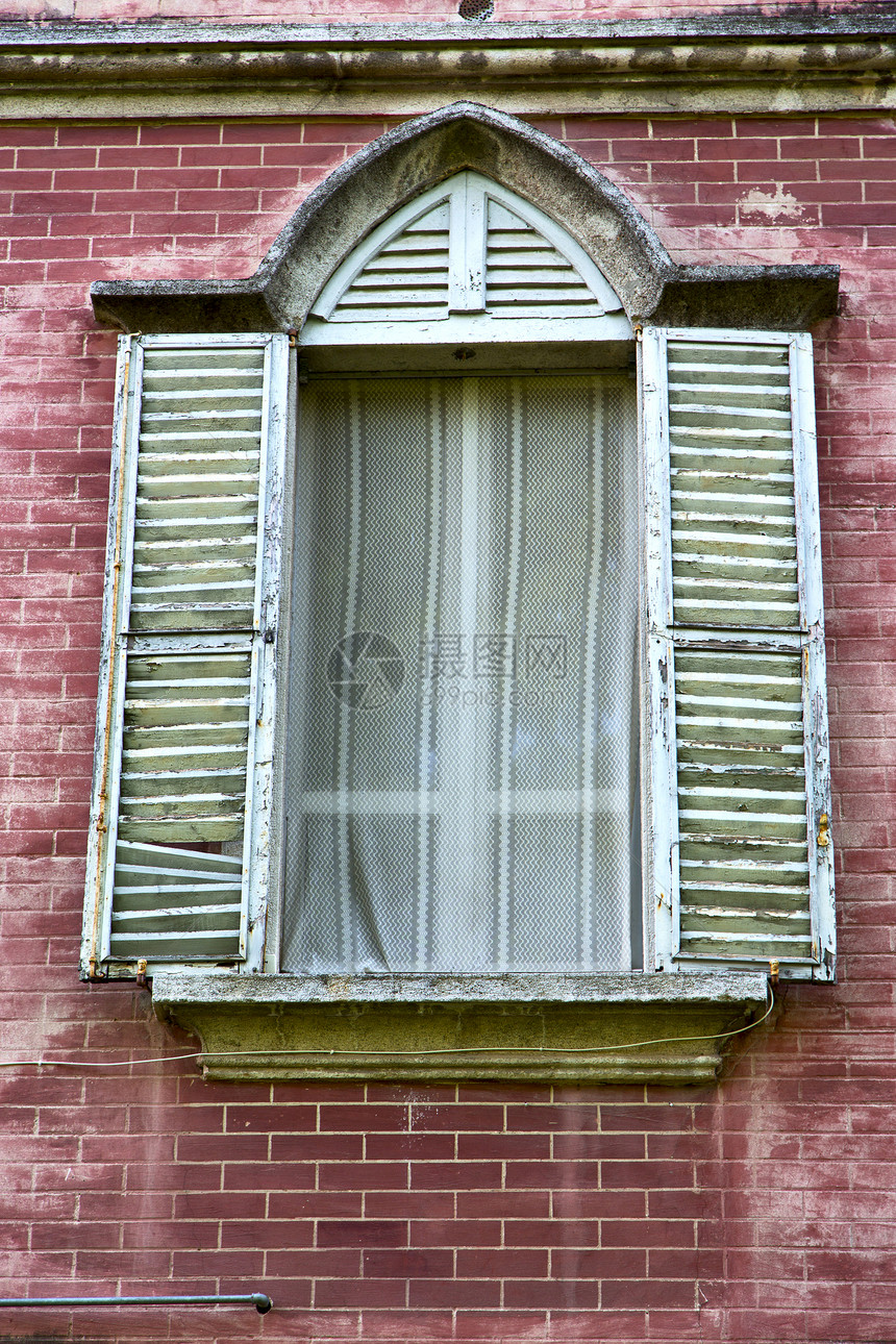 在米拉诺老窗户里被关闭的砖块抽血格子红葡图片