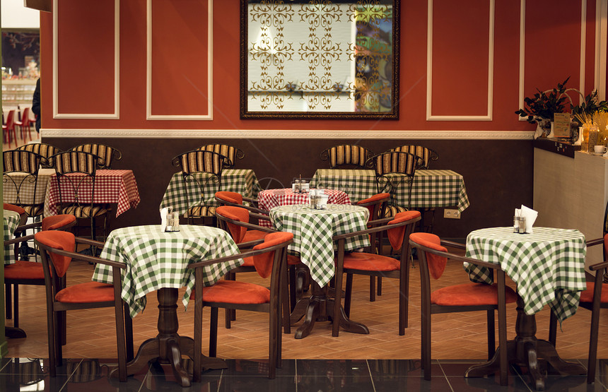 用木制椅子和桌椅拍摄意大利餐厅内面图片